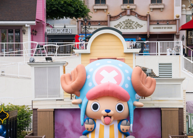 ウォーターキャノンで遊ぶ人々