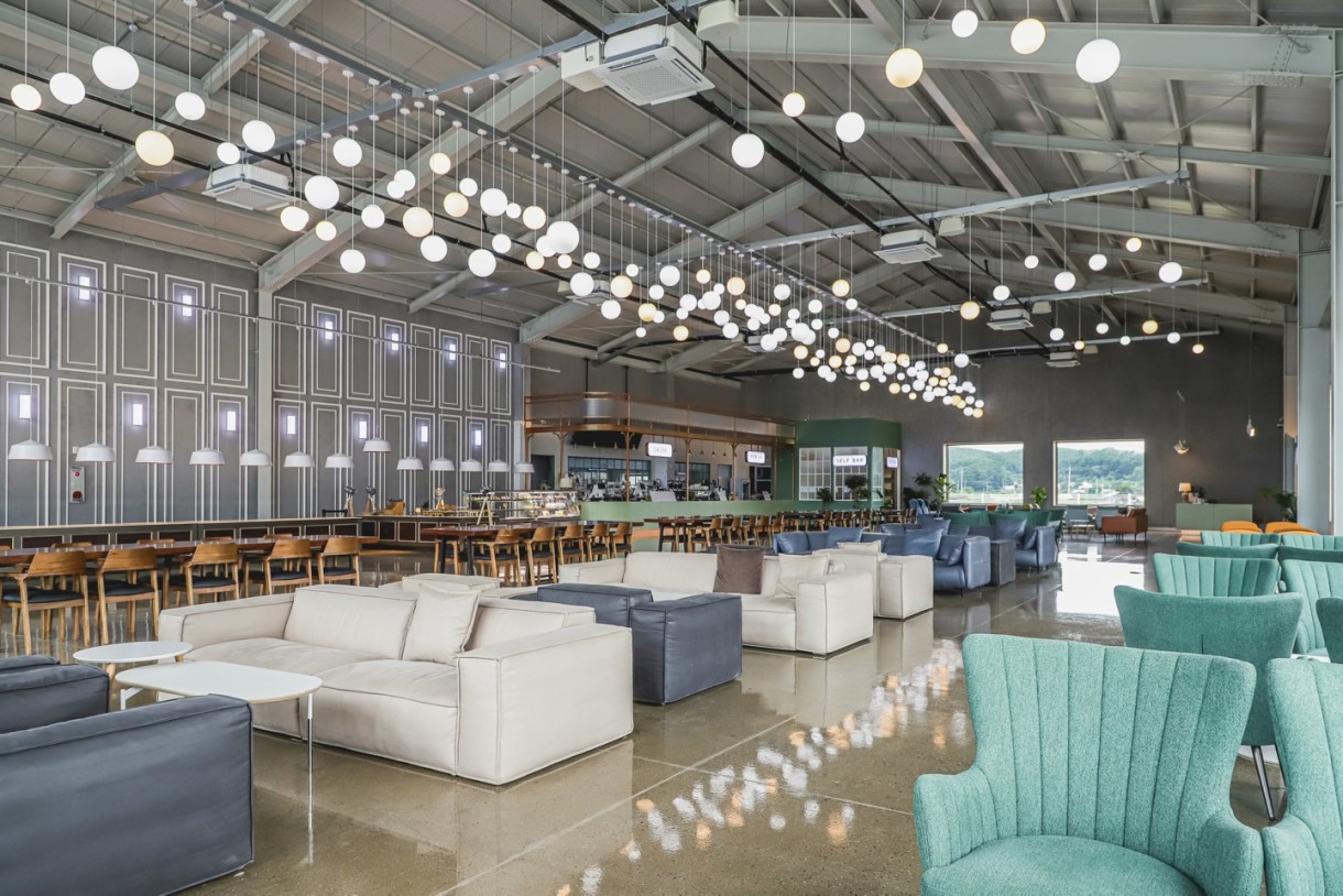 カフェA棟のモダンで落ち着いた内装