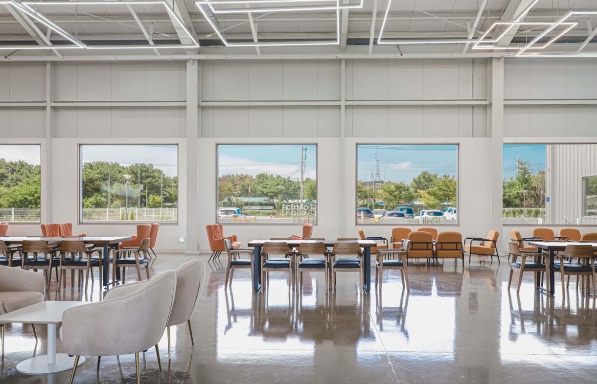 カフェB棟の居心地の良い座席エリア