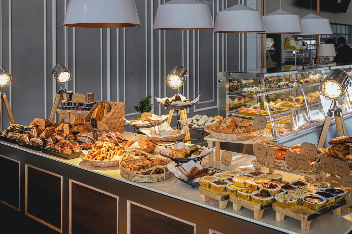 美味しそうなパンが並ぶベーカリーエリア