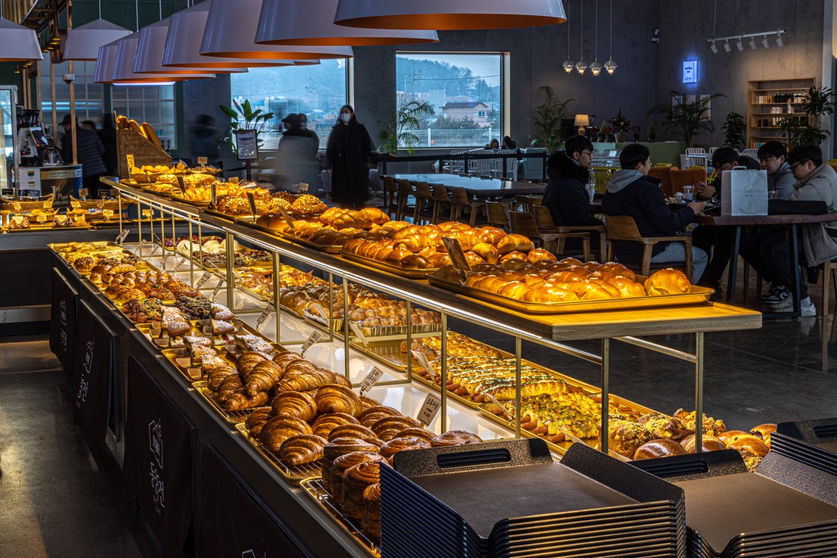 美味しそうなパンが並ぶベーカリーエリア