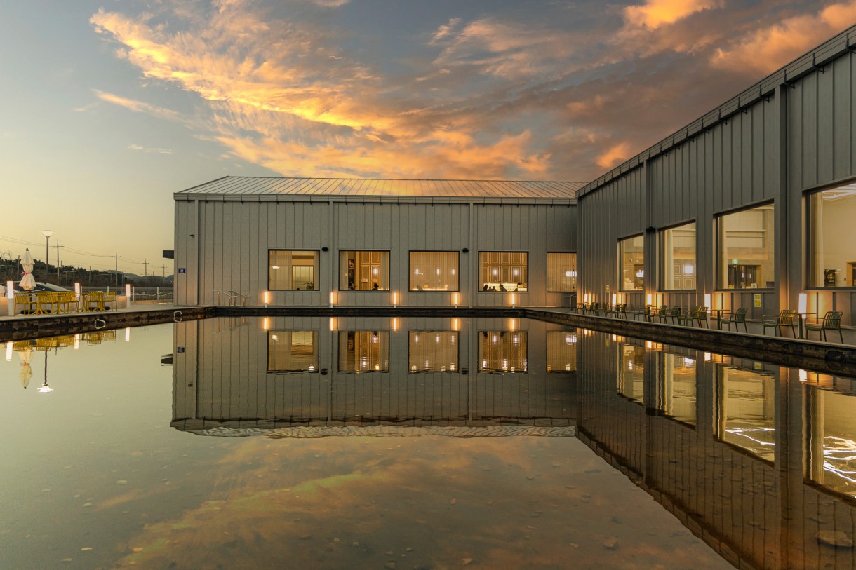 太陽の光が反射して輝く昼間のウォーターガーデン