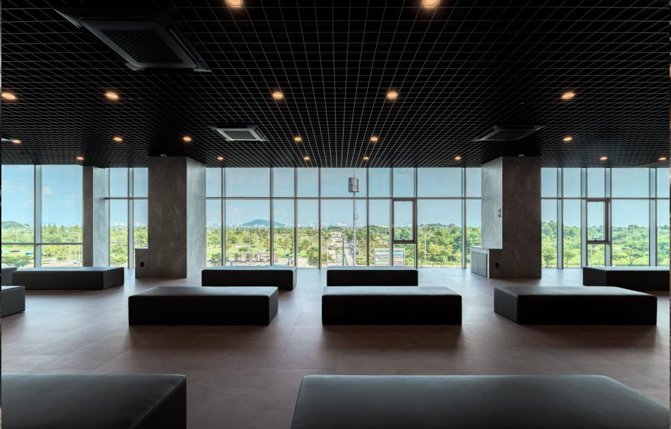 広々としたチムジルバン ラウンジ