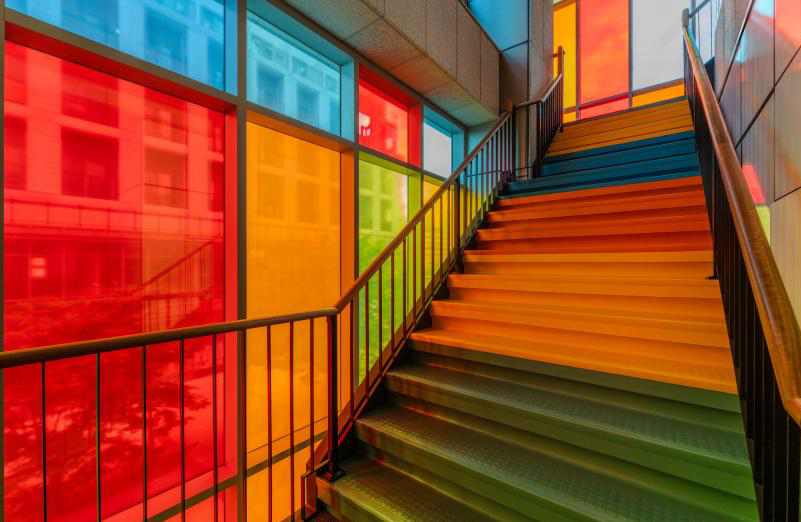 七色の光を放つ健康階段