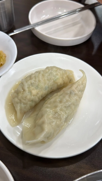 白い皿に盛られた이북만두。大ぶりでふっくらとした餃子
