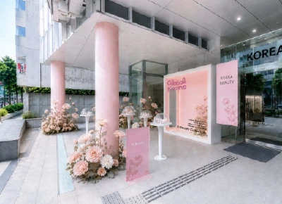ピンクの柱と花の装飾で彩られた入口に「Global K-zone」のサインが立つ駐日韓国文化院のエントランス