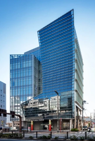 青いガラス張りの駐日韓国文化院の建物外観