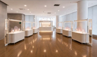 木目の床に白い展示台が並び、奥に「beauty bar」のカウンターが見える明るいフロア