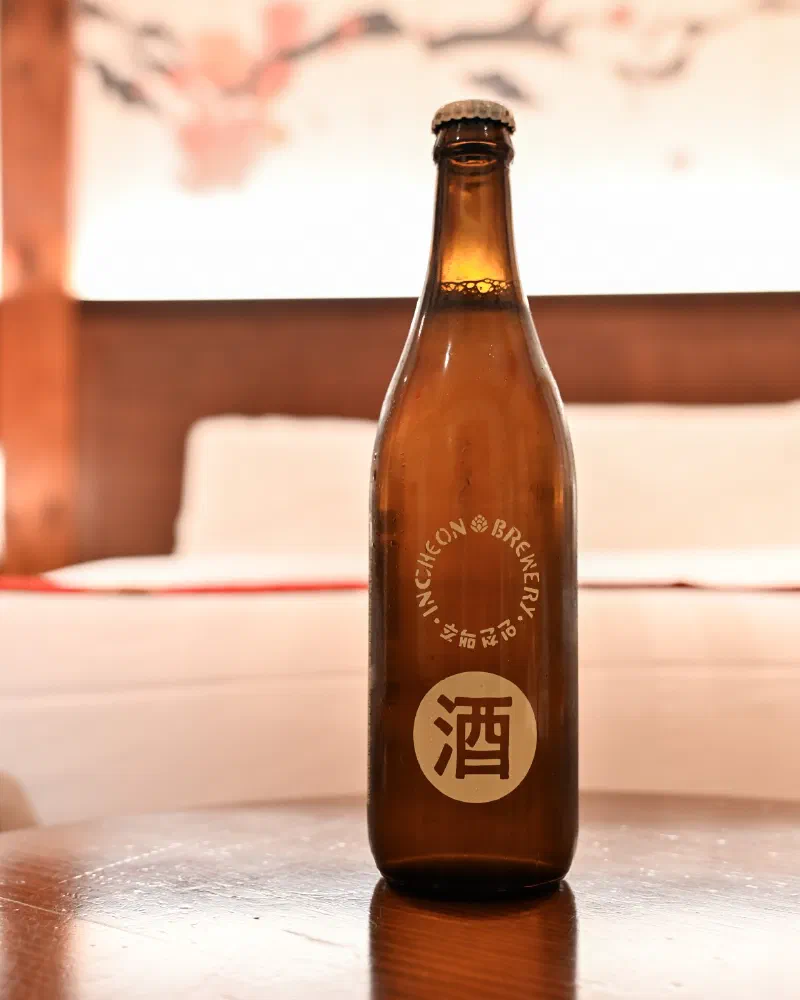 仁川ビールの瓶と開港路チキン店内の様子