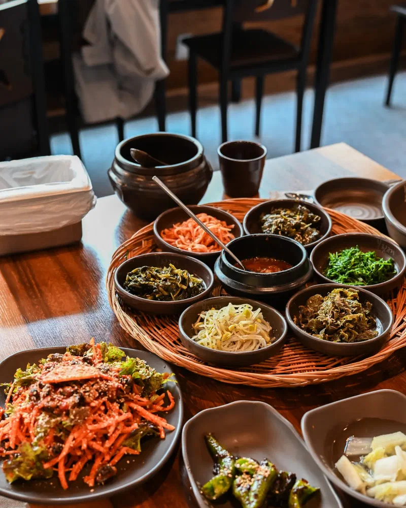 仁川の韓国料理店「보릿고개」で提供されるポリパプ麦飯定食のテーブル全景