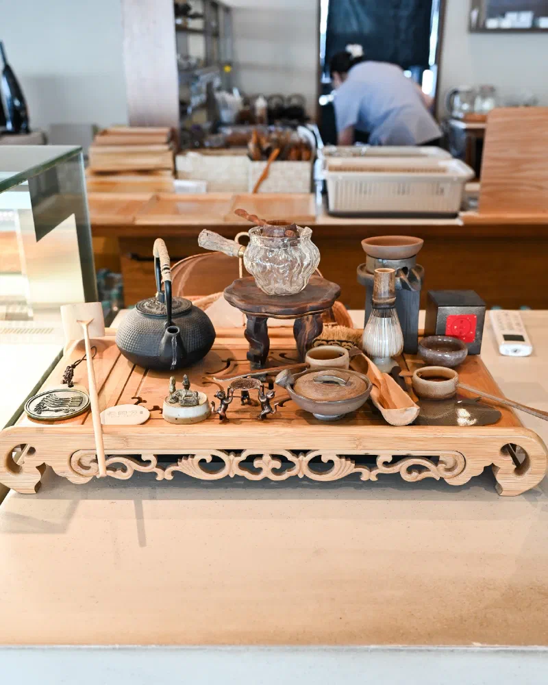 차덕분の店内 木製カウンターと伝統茶のディスプレイ