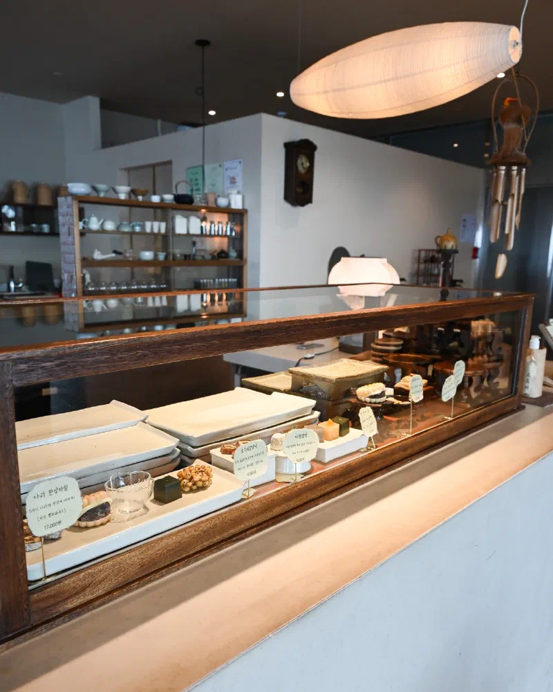 차덕분の柿あんバター巻きと薬菓 韓国伝統菓子の盛り合わせ