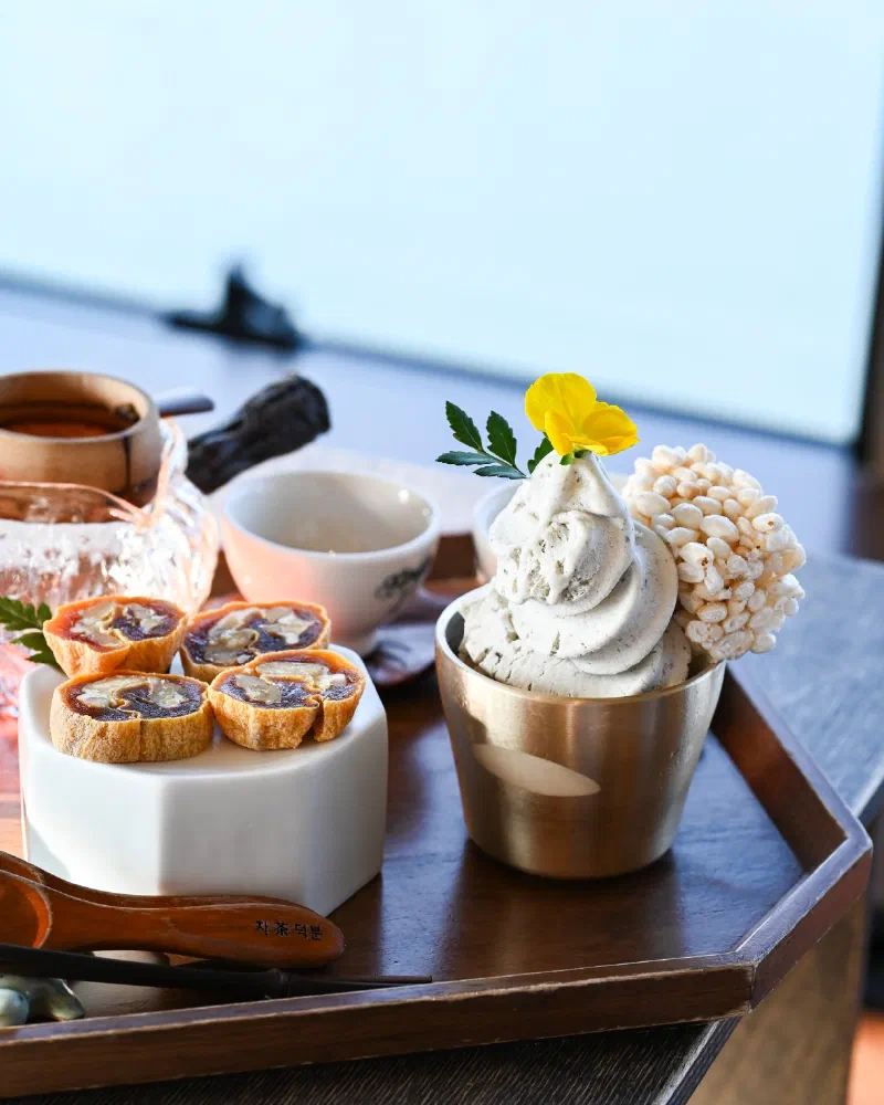 차덕분の店内 韓屋カフェ風のしつらえと木の質感