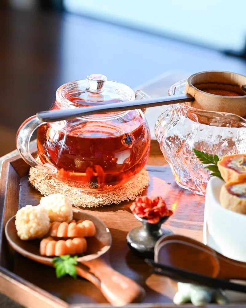 차덕분のメニュー説明 スタッフがお茶の淹れ方を解説