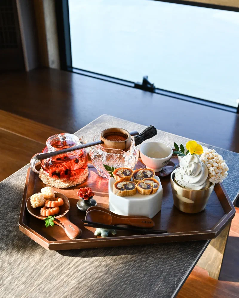 仁川・永宗島の伝統茶カフェ차덕분 西海を望む店内からの眺め