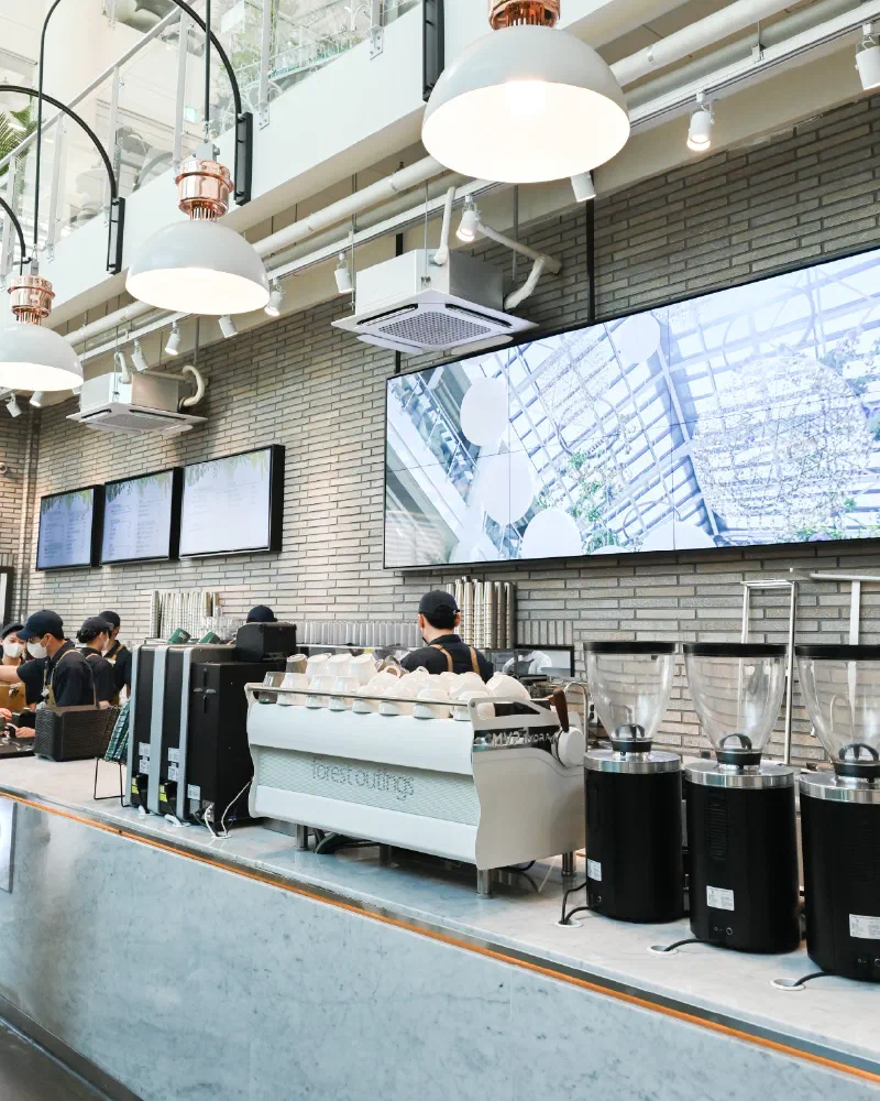フォレストアウティングス ベーカリーカウンターでパンを選ぶ来店客