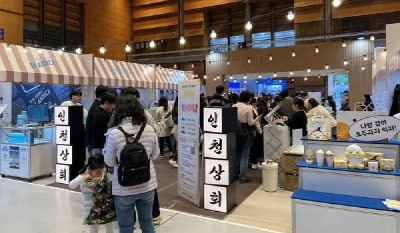 「仁川商会」と書かれた看板のあるブースに人が集まるポップアップストア