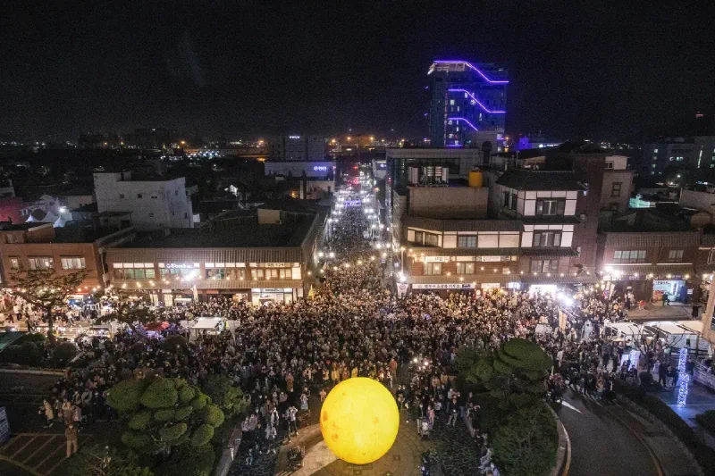 LEDメディアアートで照らされる仁川中区庁舎の夜景