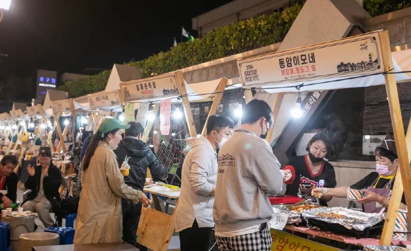 開港場通りを彩る夜のストリートパフォーマンス