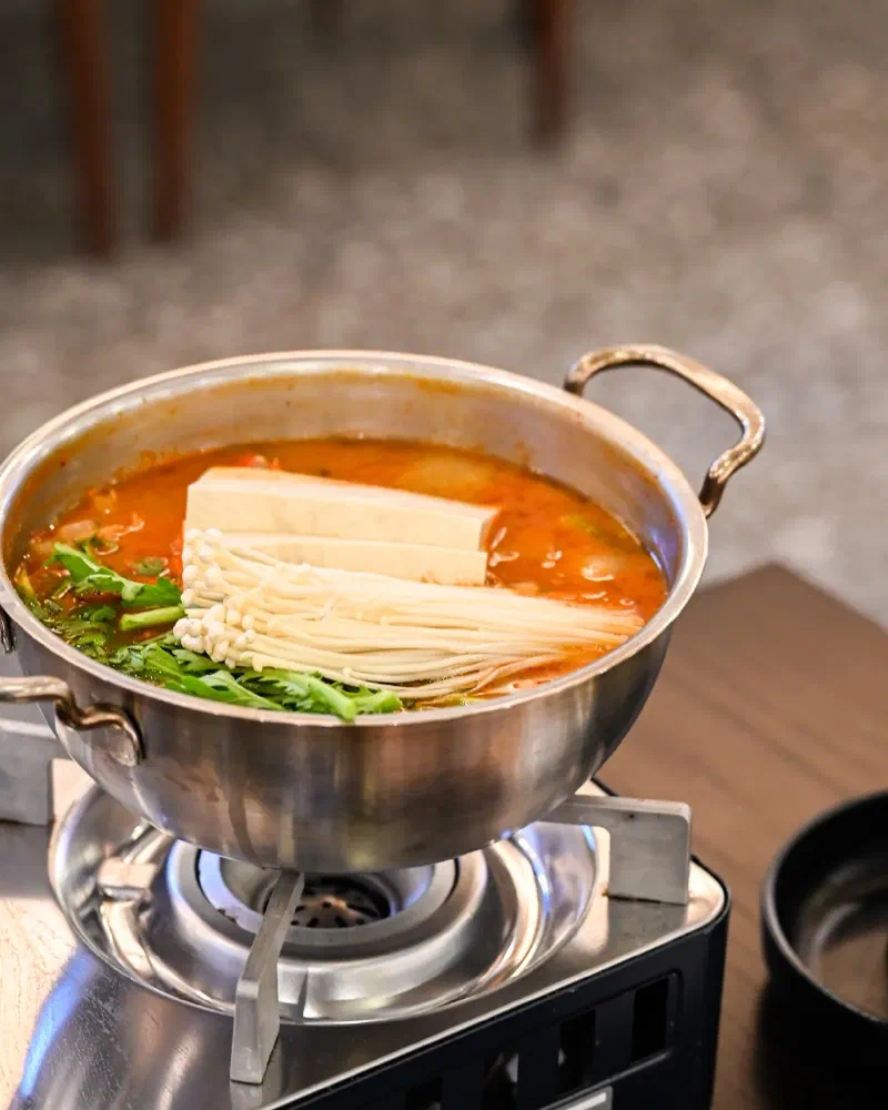 꽃게옥のコッケタン（渡り蟹のスープ）、味噌ベースの濃厚な赤いスープ