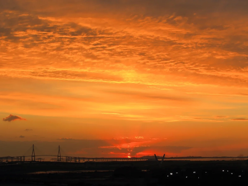 仁川大橋のシルエットが浮かぶ松島（ソンド）の夕焼け空