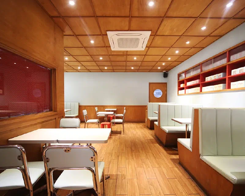 CHACHA COFFEE CO.の店内 ミント色と淡いブルーの木製インテリア
