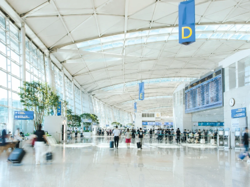 仁川国際空港の出発ロビー。多くの旅行者が行き交う夏の旅行シーズンのイメージ