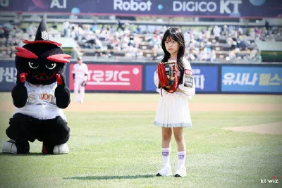 ザ・グローリーのイェソル、kt wizパークで選手たちと始球式に挑戦