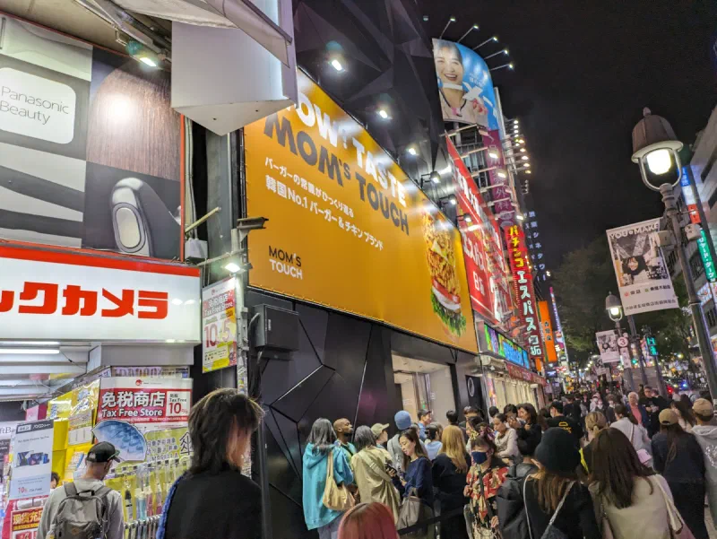 韓国No.1バーガー店「MOM'S TOUCH(マムズタッチ)」、日本初上陸で渋谷に大行列。3万人超が来場