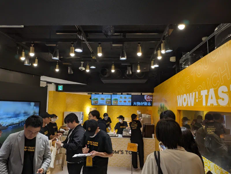 韓国No.1バーガー店「MOM'S TOUCH(マムズタッチ)」、日本初上陸で渋谷に大行列。3万人超が来場