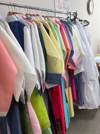 色とりどりの韓服がずらりと掛かったハンガーラック