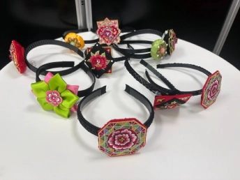花の刺しゅうをあしらったカラフルな髪飾りのカチューシャ