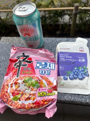 辛ラーメンのロゼ味と缶飲料、紅参とブルーベリーのドリンク