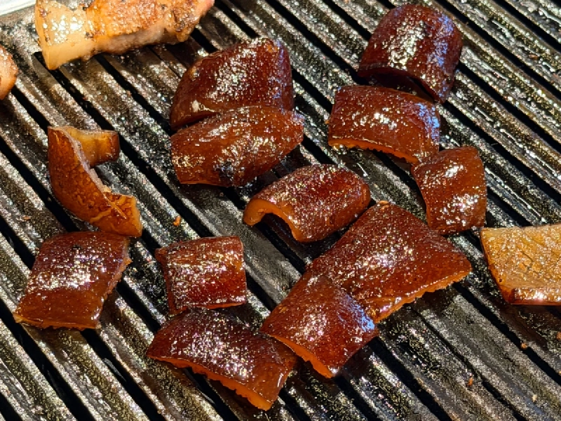 網の上で飴色に焼き上がった豚の皮(テジコプテギ)