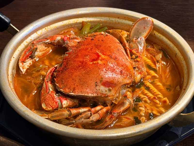 ワタリガニがまるごと入った赤いスープのコッケラミョン